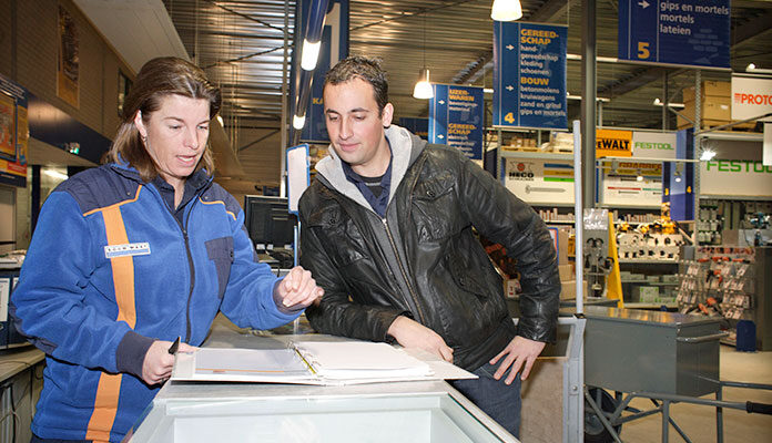 Klant vraagt advies bij bouwmarktmedewerker