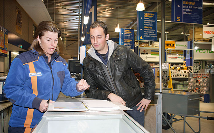 Klant vraagt advies bij bouwmarktmedewerker