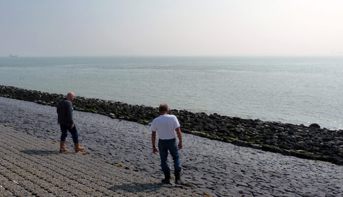 Dijkinspecteur Adri Louwerse bij een dijk