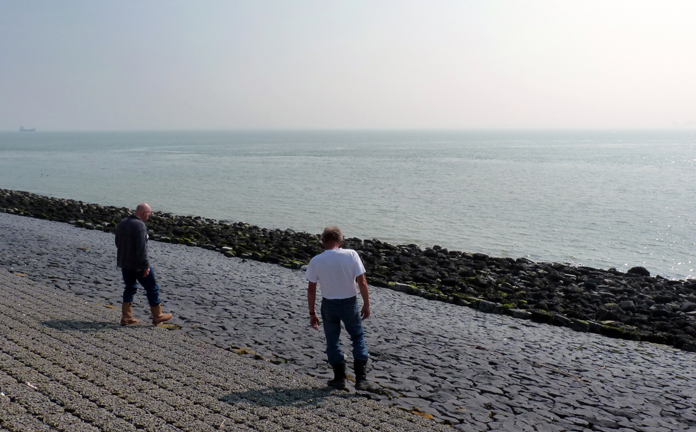 Dijkinspecteur Adri Louwerse bij een dijk