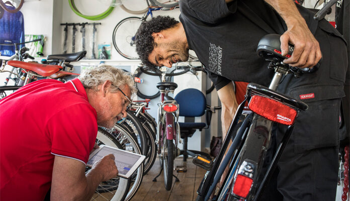 Controle van fiets bij fietsenmaker