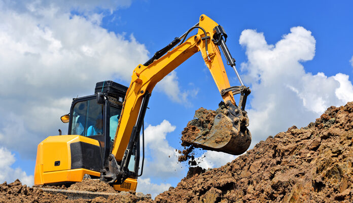 Graafmachine bezig met hoop aarde