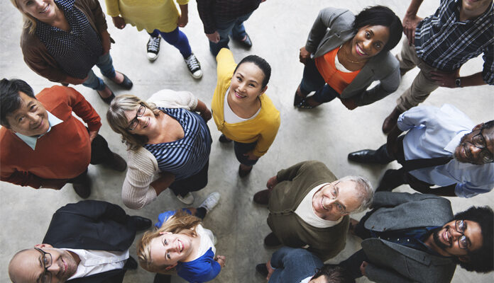 Verschillende mensen die omhoog kijken