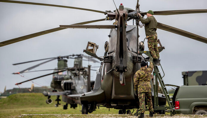 Medewerkers luchtmacht werken aan helikopter
