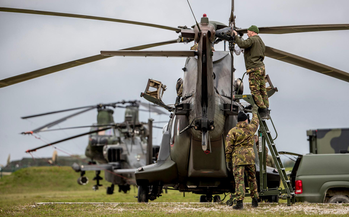 Medewerkers luchtmacht werken aan helikopter