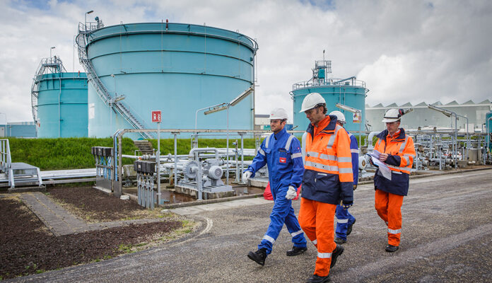 Toezichthouders lopen langs silo's