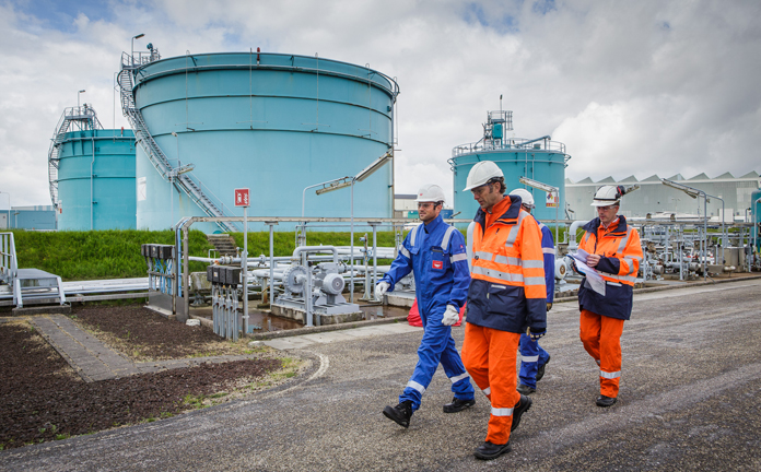 Toezichthouders lopen langs silo's