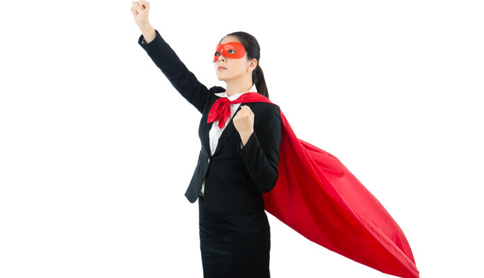 Vrouw balt rechtervuist en heeft cape om