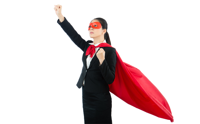Vrouw balt rechtervuist en heeft cape om