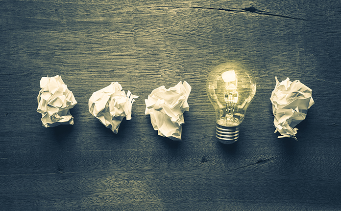 Proppen papier met daarnaast 1 brandend lichtje