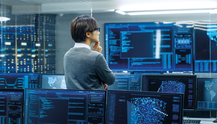 Man kijkt naar computerschermen