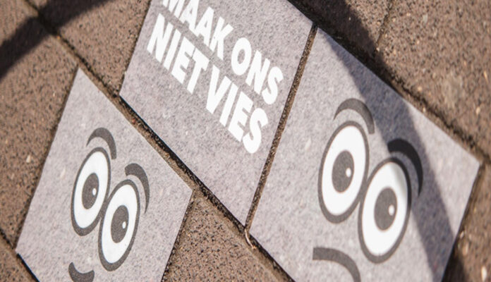 Tegels met daarop de tekst Maak ons niet vies