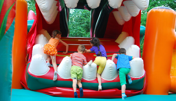 Kinderen klimmen op springkussen