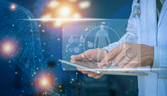 Dokter kijkt op laptop en ziet AI-beelden van patiënt