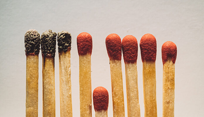 Rijtje lucifers waarbij 1 lucifer korter is dan de rest