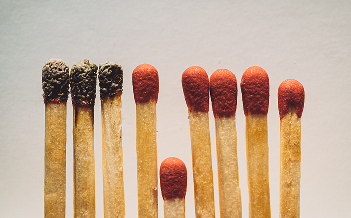 Rijtje lucifers waarbij 1 lucifer korter is dan de rest