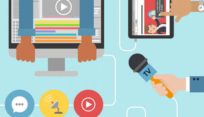 Illustratie met microfoon, laptop en computer waarop nieuws te zien is