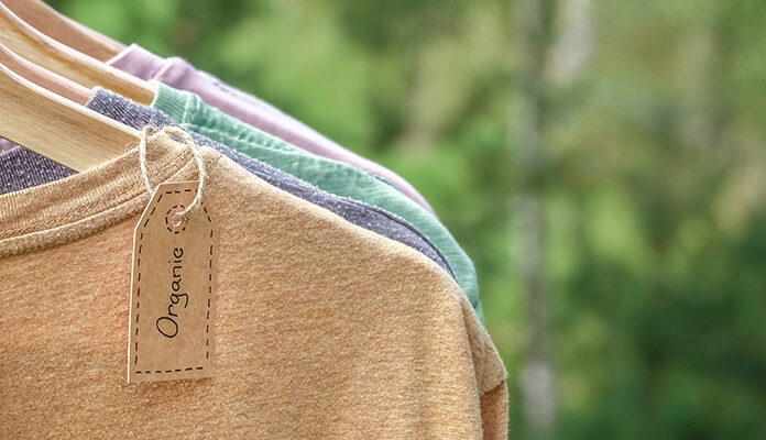Shirts met kaartje waarop 'organic' staat