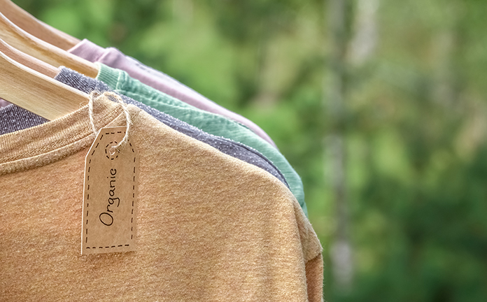 Shirts met kaartje waarop 'organic' staat