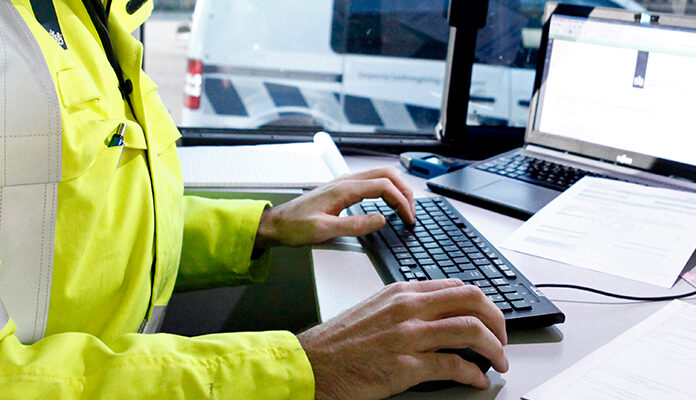 Toezichthouder ILT zit achter zijn computer te werken