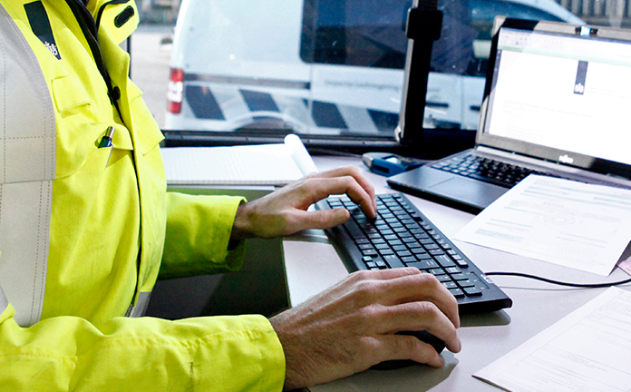 Toezichthouder ILT zit achter zijn computer te werken