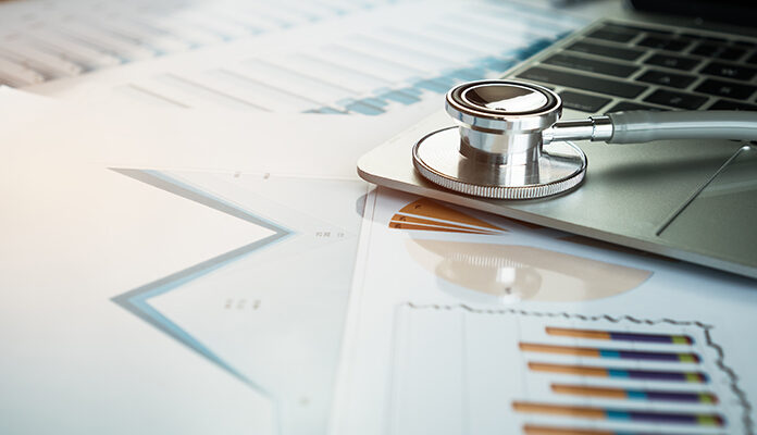 Afbeelding van cijfers in combinatie met stethoscoop en laptop