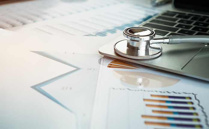 Afbeelding van cijfers in combinatie met stethoscoop en laptop