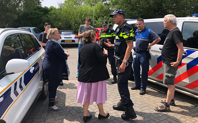 Politie en boa in gesprek met bewoners