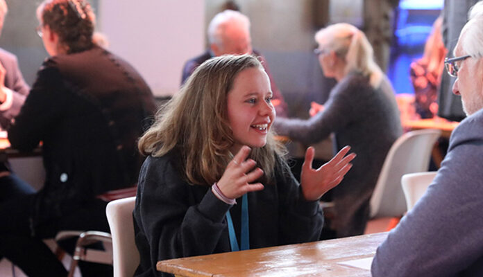 Kind in gesprek met oudere man