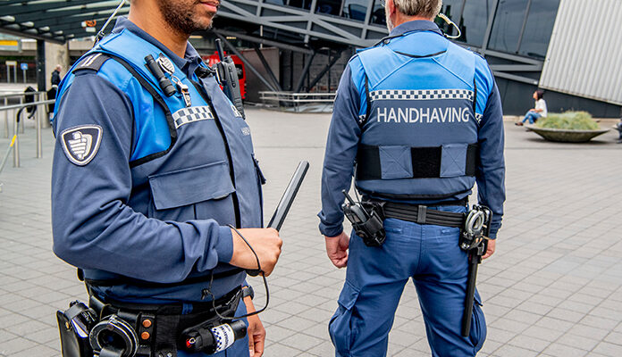 Twee boa's op Schiphol met wapenstok