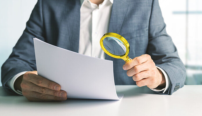 Papieren bekijken met een vergrootglas