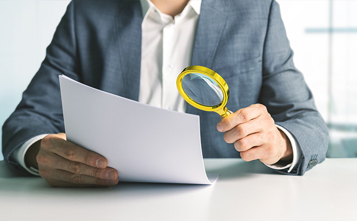 Papieren bekijken met een vergrootglas