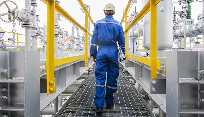 Iemand aan het werk bij een chemisch bedrijf