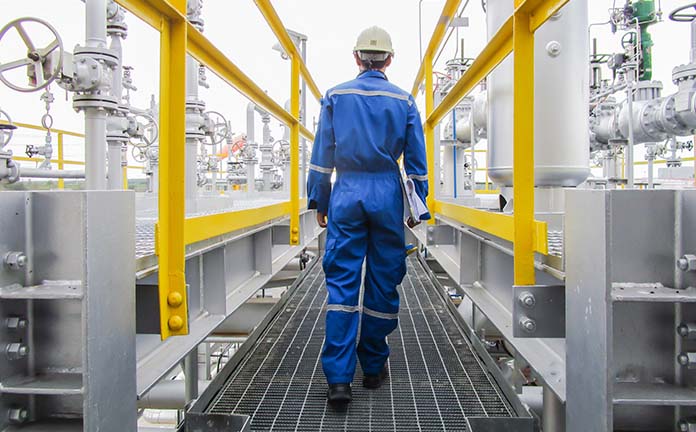 Iemand aan het werk bij een chemisch bedrijf