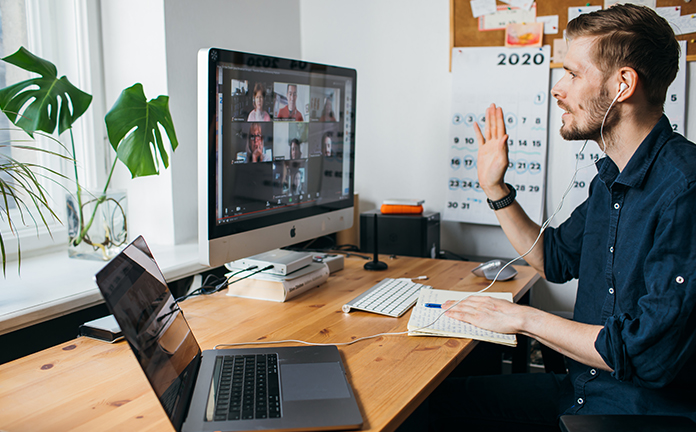 Man vergadert online