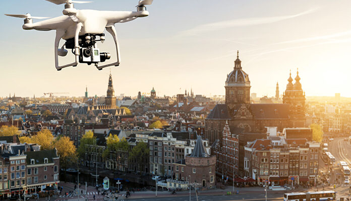 Drone vliegt boven Amsterdam