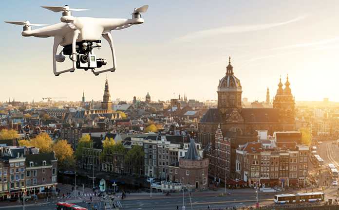Drone vliegt boven Amsterdam