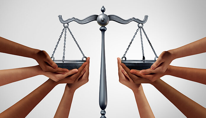 Weegschaal met handen die aan allebei de kanten het gewicht gelijk houden