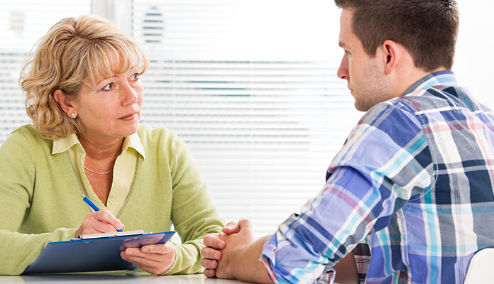 Gemeenteambtenaar in gesprek met arbeidsmigrant