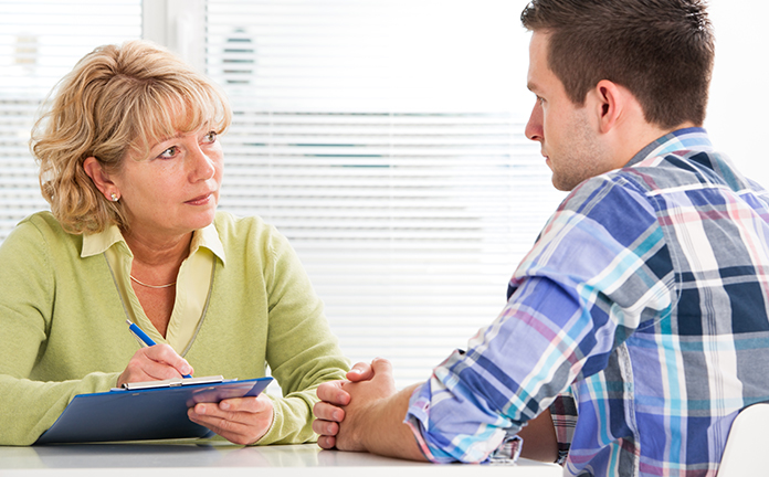 Gemeenteambtenaar in gesprek met arbeidsmigrant