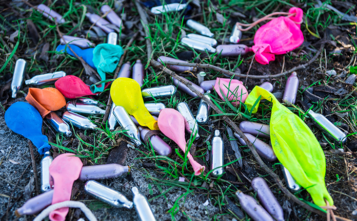Lachgas ampullen en ballonnen in de natuur