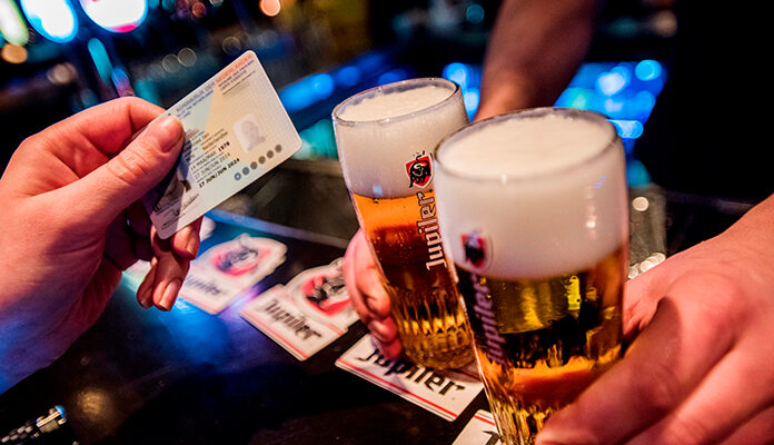 Identiteitskaart wordt gevraagd bij uitreiken van twee biertjes