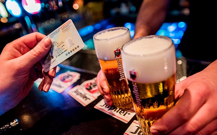 Identiteitskaart wordt gevraagd bij uitreiken van twee biertjes