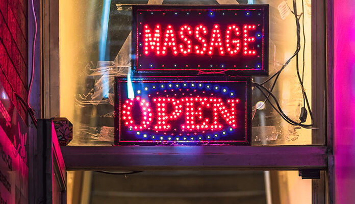 Verlicht bord met tekst massage open