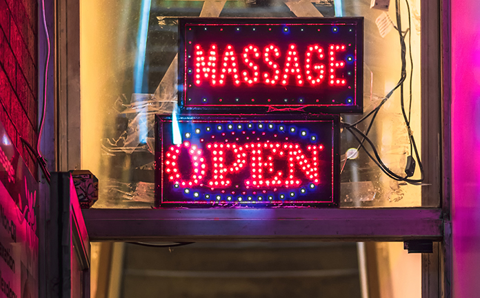 Verlicht bord met tekst massage open
