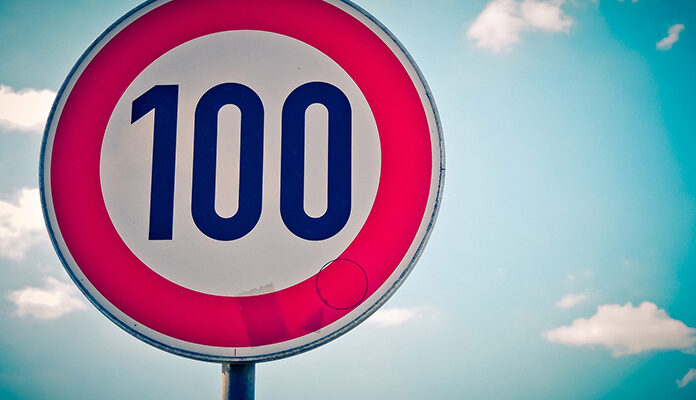 Verkeersbord met maximumsnelheid 100 kilometer per uur