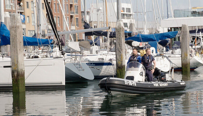 Nautische boa's met boot op het water