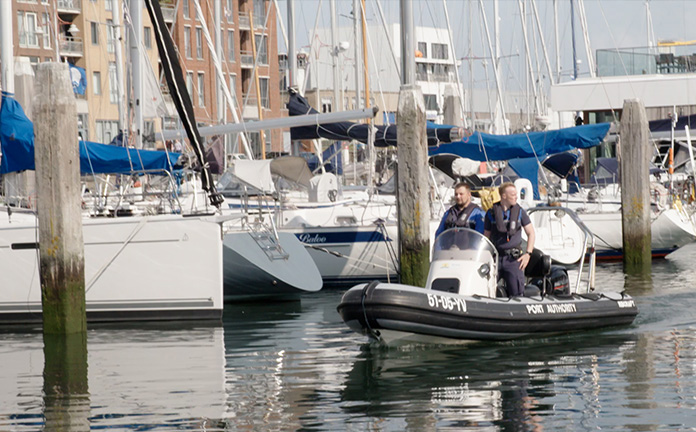 Nautische boa's met boot op het water