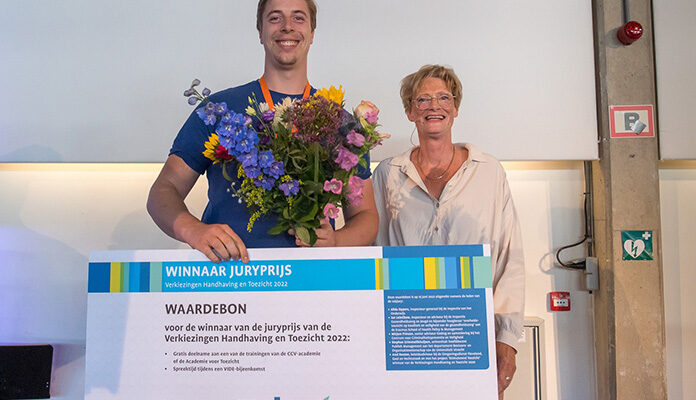 Kees Brekelmans neemt prijs Verkiezingen Handhaving en Toezicht in ontvangst