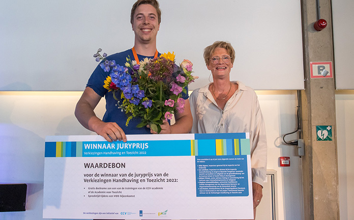 Kees Brekelmans neemt prijs Verkiezingen Handhaving en Toezicht in ontvangst